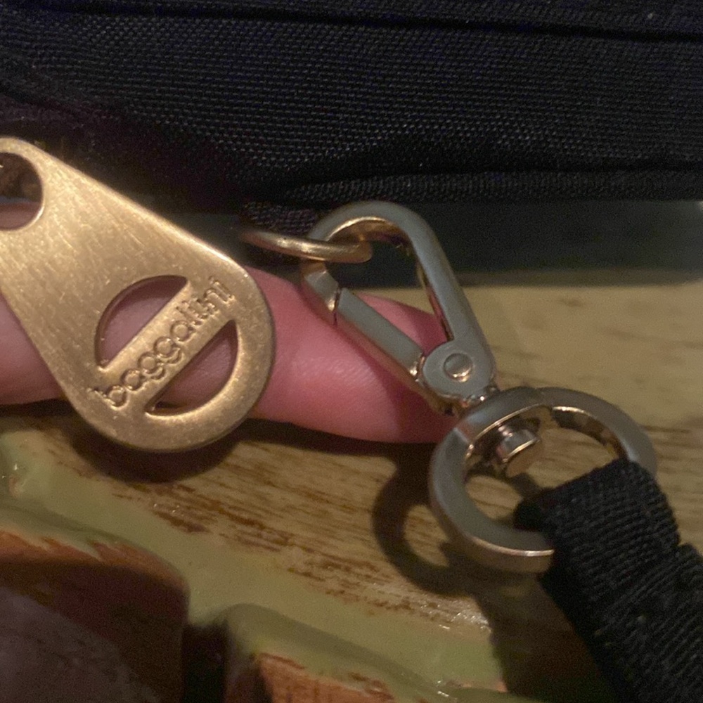 Baggallini Wristlet with RFDI Technology 8x4.5 - Picture 4 of 9
